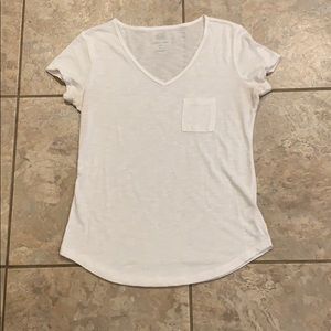 White v-neck short sleeve t-shirt